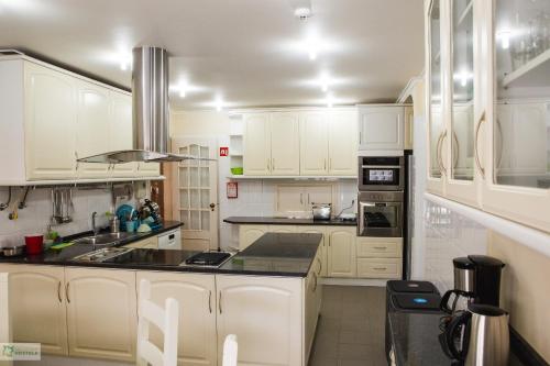บริการและสิ่งอำนวยความสะดวก, Help Yourself Hostels - Carcavelos Coast in คาร์คาเวโลส