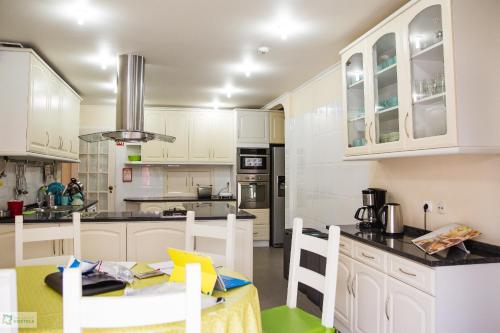 บริการและสิ่งอำนวยความสะดวก, Help Yourself Hostels - Carcavelos Coast in คาร์คาเวโลส
