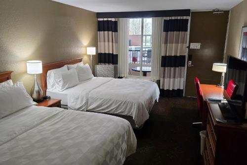2 queen beds