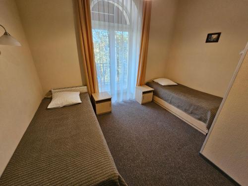 2 twin beds