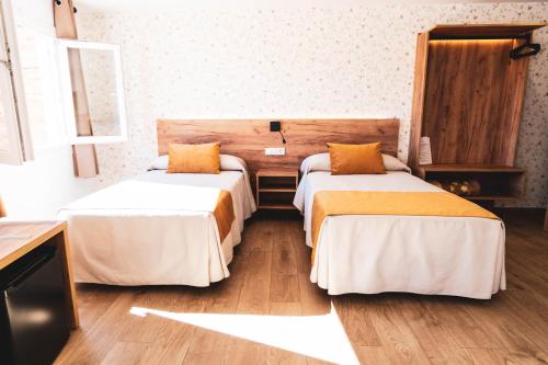 2 twin beds