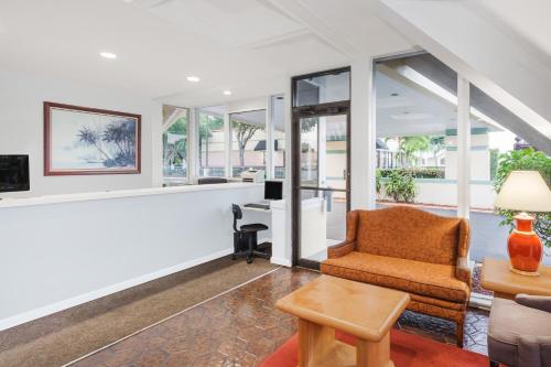 ล็อบบี้, ฮาวเวิร์ด จอห์นสัน บาย วินด์แฮม เวโรบีช / ดาวน์ทาวน์ (Howard Johnson by Wyndham Vero Beach / Downtown) in เวโรบีช (FL)