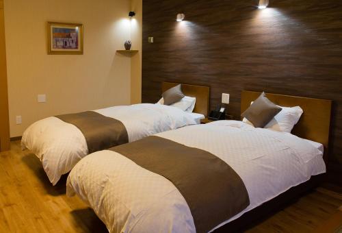 2 twin beds