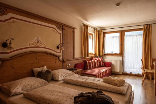 1 king bed, 1 sofa bed