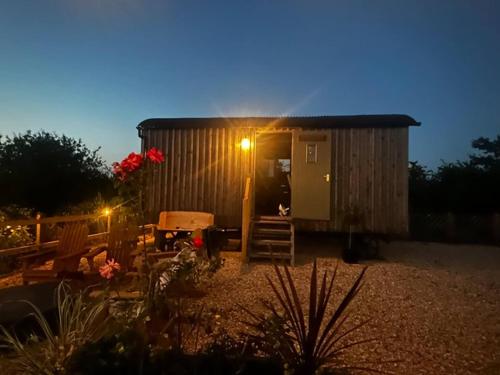 Little Willow - Romantic Canal-Side Retreat in Warwickshire