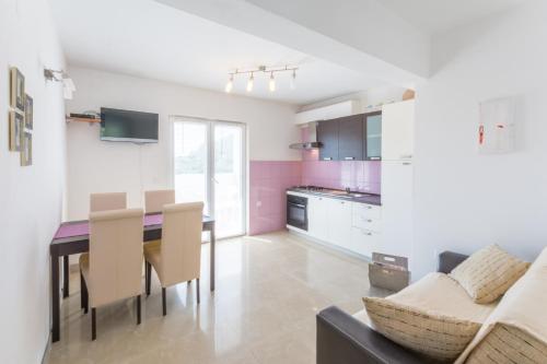  Apartments Amigo in Milna
