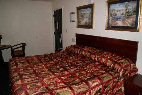 American Inn and Suites - image 3