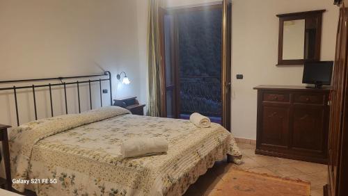 1 queen bed, 1 double bed