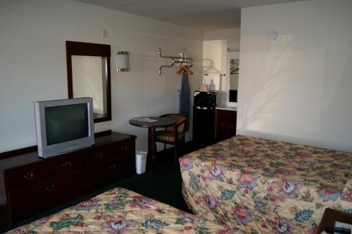 American Inn and Suites - image 7