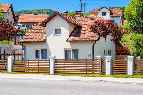 Family Home with AC in Sekovici - Kuća sa klimom