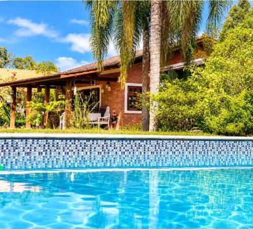 Linda Chácara em Condomínio com Piscina Climatizada, 5 Quartos, Churrasqueira e Muita Natureza a 40 Min de SP