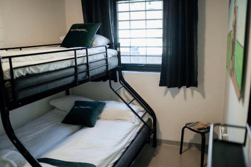 2 bunk beds