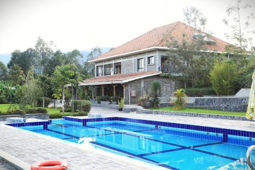 6 bedrooms, 8 beds