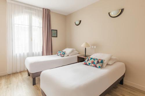 2 bedrooms, 5 beds