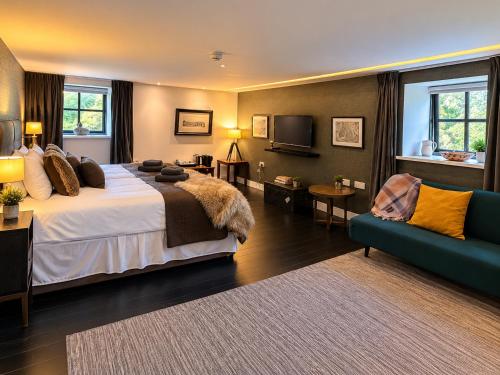 1 king bed, 1 sofa bed