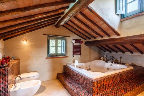 جاكوزي, Luxury pool villa in Cortona in Riccio