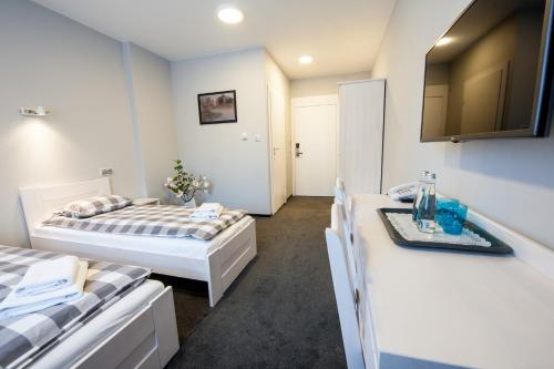 2 twin beds