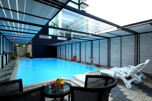 Swimming pool, Diana Heights Luxury Hotel in Cochin International Airport