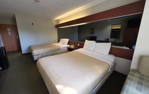 2 queen beds