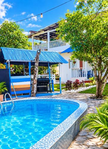 Springhouse Tu Escapada Perfecta en Jarabacoa con 3 aires acondicionado capacidad para 10 personas ideal para familias y amigos 4 habitaciones piscinas privada