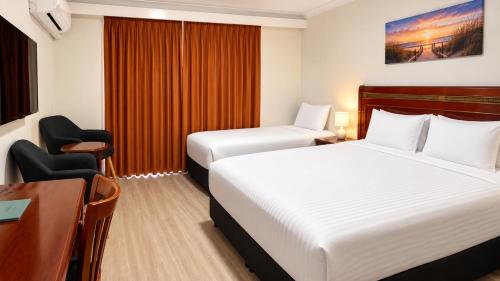 1 queen bed, 1 twin bed
