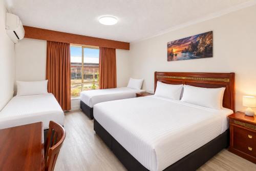 1 queen bed, 2 twin beds