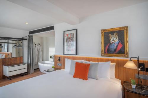 1 queen bed, 1 sofa bed