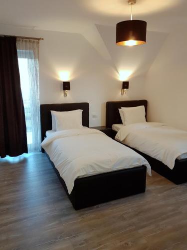 2 twin beds