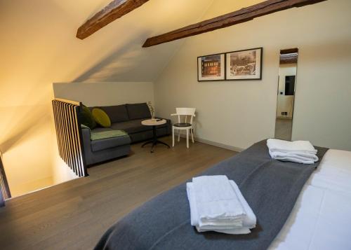 1 twin bed, 1 sofa bed