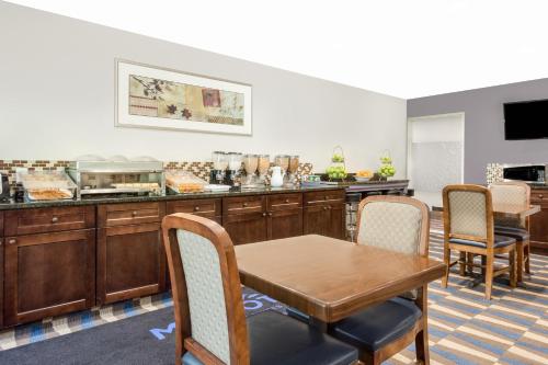 อาหารและเครื่องดื่ม, ไมโครเทล อินน์ แอนด์ สวีท บาย วินด์แฮม บรีเมน (Microtel Inn & Suites by Wyndham Bremen) in บรีเมน (GA)
