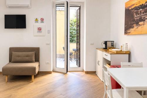 Studio with Private Entrance and Patio Metro C