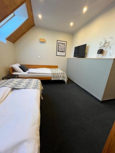 2 twin beds