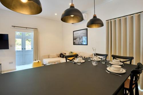 Waterfront Apartment with Marina Views 4
