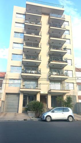 Apartamento zona La Perla a metros de la playa con balcon terraza y parrilla