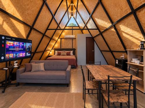Romantic Luxury Cabin with Private Jacuzzi and AC