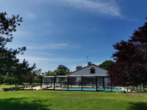 Grange 250 m2, piscine couverte chauffée, parc 1 ha