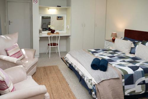 1 twin bed, 1 sofa bed
