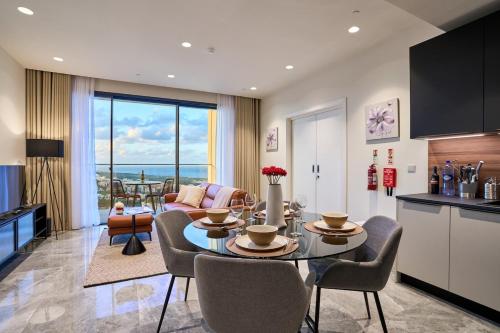 Elegant One-Bedroom Apartment with Sea Views 4