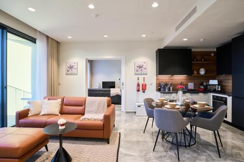 Elegant One-Bedroom Apartment with Sea Views 5