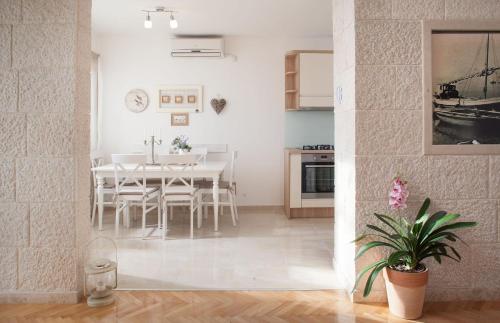 2 bedrooms, 4 beds