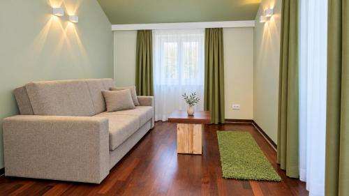 1 queen bed, 1 sofa bed