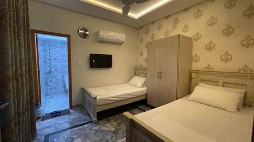 2 twin beds