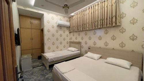 1 king bed, 1 twin bed