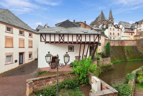 BAT Home Solutions Saarburg - alles was ein Hotel nicht bietet - 3 Apartments 84 bis 106 qm für bis zu 24 Personen - direkt am Wasserfall - historisches Bauernhaus - Terrasse, Grill und Heimkino
