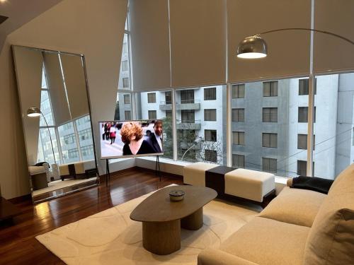 Modern 1-Bed Luxe Duplex