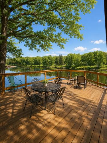 Riverfront Couples Retreat 7mi to Ivy Black Kayaks Outdoor Bar