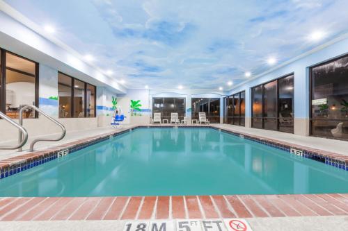 Swimming pool, Captain Inn and Suites Seabrook-Kemah in Seabrook