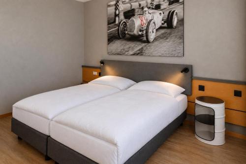 1 queen bed, 1 sofa bed