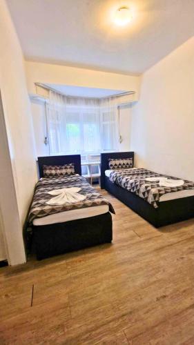 4 bedrooms, 8 beds