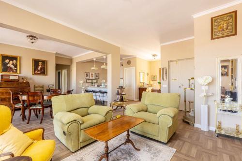 900 Vintage Design in Central Sorrento